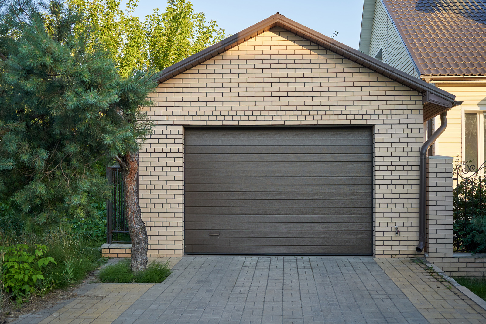 7 Mistakes to Avoid When Hiring a Garage Builder in Ottawa