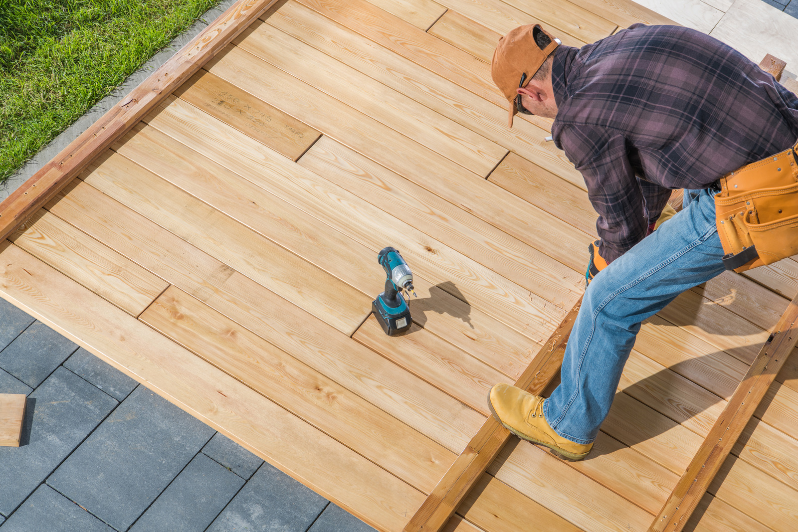 Pick the Right Deck Builder in Ottawa for Your Backyard Project
